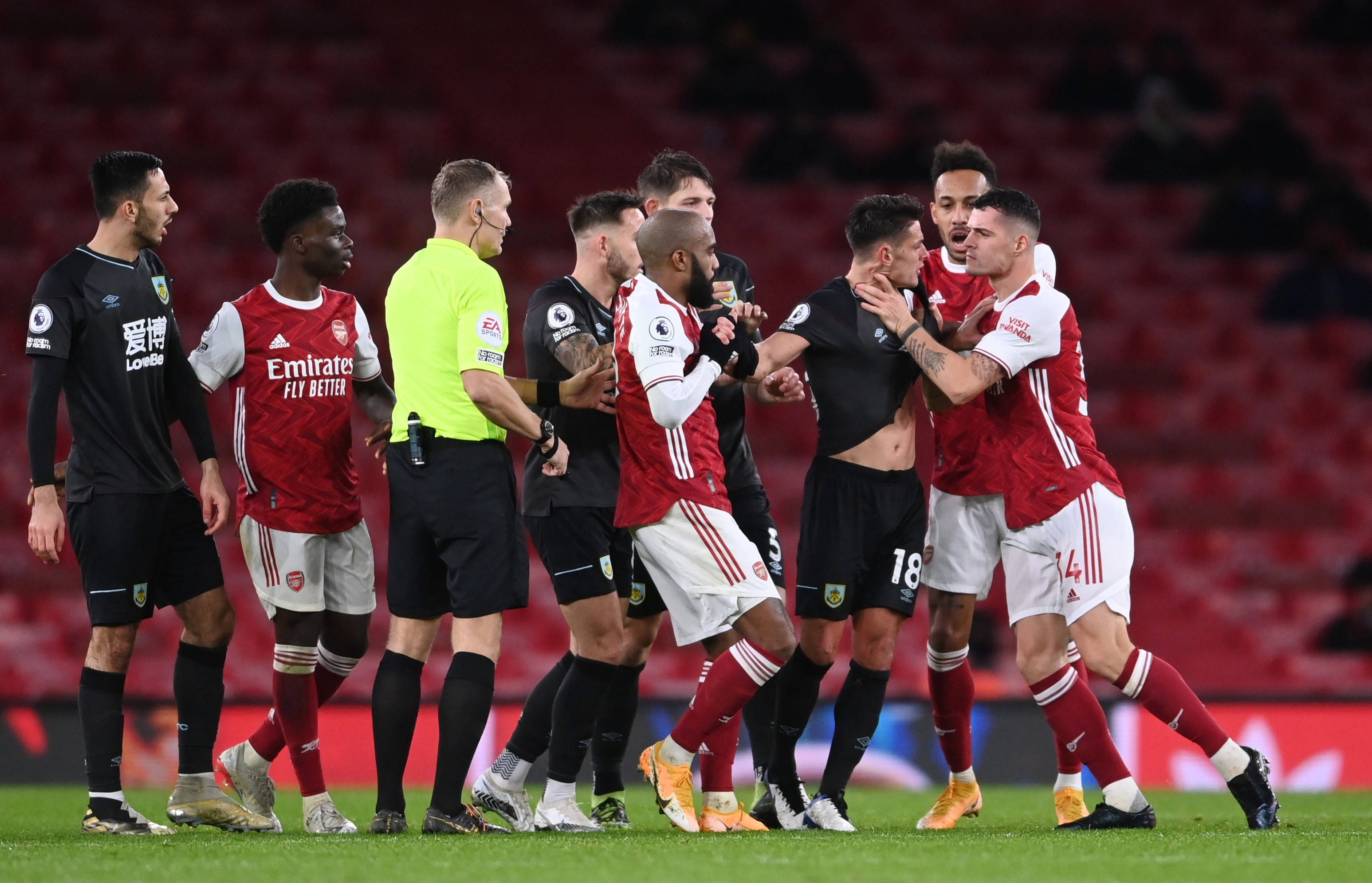 皇马四将染黄，贝林厄姆违规进场遭警告